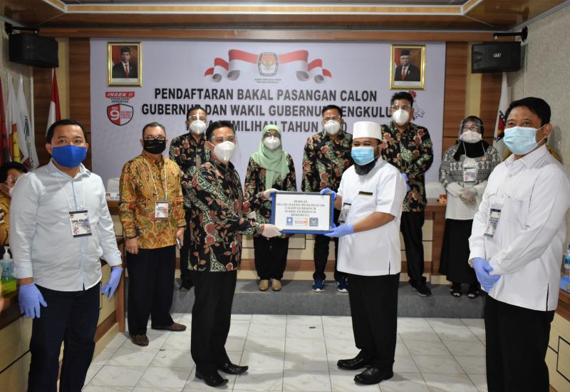 Tanpa Basa-Basi, Helmi Hasan - Muslihan DS Daftar ke KPU