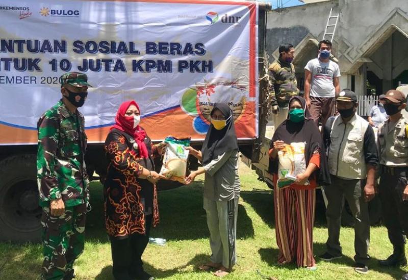 Penerima PKH di Kampung Melayu Dapat Beras