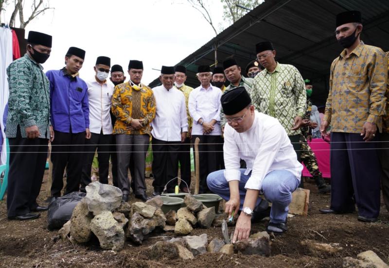 Gubernur Rohidin Letak Batu Pertama Pembangunan Ponpes Darul Ma'arif NU