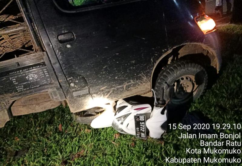 Oleng Akibat Ngebut, Grandmax Tabrak Motor di Perempatan