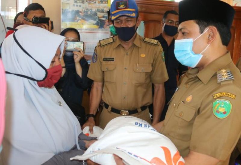 Plt Walikota Serahkan Langsung Bansos Kepada 199 KPM di Bentiring Permai