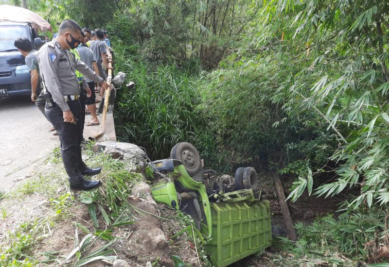 Hilang Kendali, Sebuah Truk Terjun ke Jurang