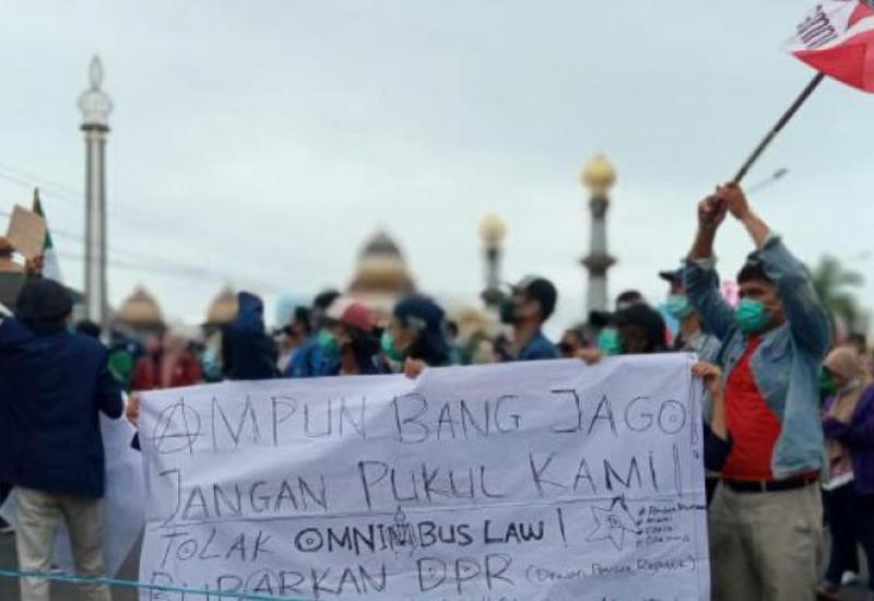 Geruduk Gedung DPRD Provinsi, Ini Empat Tuntutan Ribuan Demonstran Tolak Omlibus Law