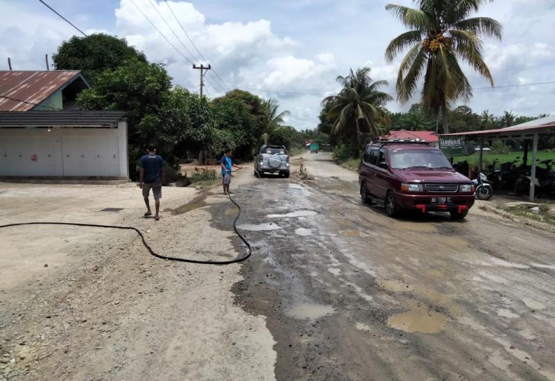 Warga Lubuk Sanai III Ngeluh, Jalan Berdebu Akibat Perbaikan Aspal