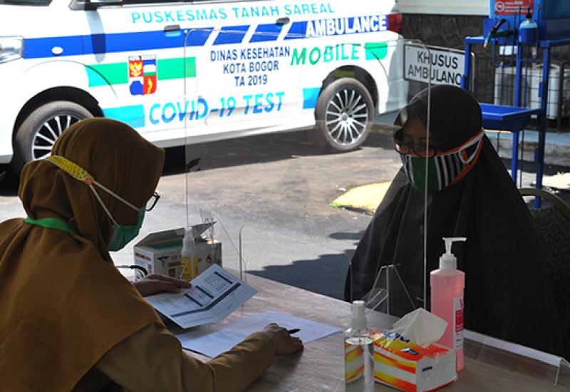 Petugas medis mencatat data warga saat proses simulasi ujicoba vaksinasi Covid-19 di Puskesmas Tanah Sareal, Kota Bogor, Jawa Barat, Minggu (4/10/2020). Simulasi di puskesmas tersebut dilakukan setelah ditunjuk Kementerian Kesehatan sebagai salah satu lokasi pelaksanaan ujicoba vaksinasi COVID-19 dengan memastikan kesiapan mulai dari alur proses vaksinasi, tenaga kesehatan, observasi, penerapan protokol kesehatan dan jalur khusus ke Kejadian Ikutan Pasca Imunisasi (KIPI). - (antarafoto)