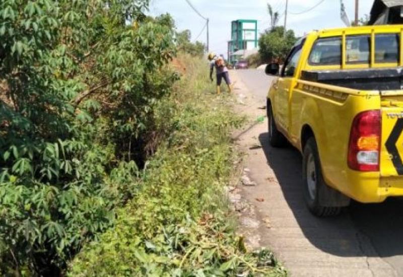 Beri Kenyamanan Pengendara, PUPR Kota Tebas Rumput di Jalan Kelurahan Bentiring