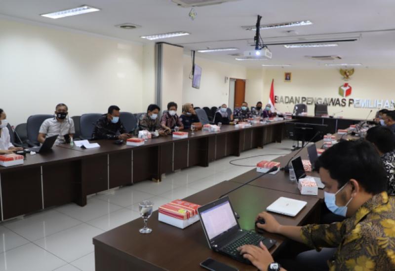 Suasana rapat finalisasi penyusunan juknis tentang tata cara pengawasan dan pemantauan pemberitaan, penyiaran, dan iklan kampanye media massa dalam Pilkada 2020/ foto: Christina Kartikawati (Humas Bawaslu RI).