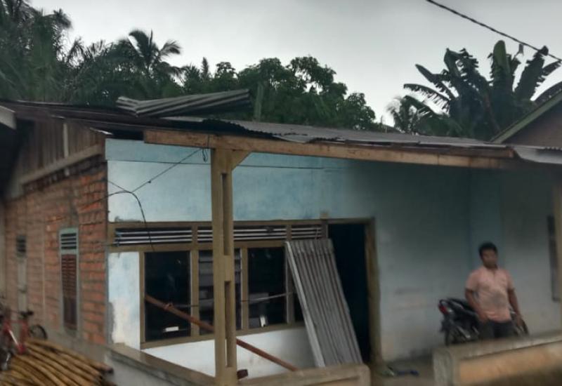 Diamuk Angin Puting Beliung, Atap Rumah Warga Ipuh Lepas