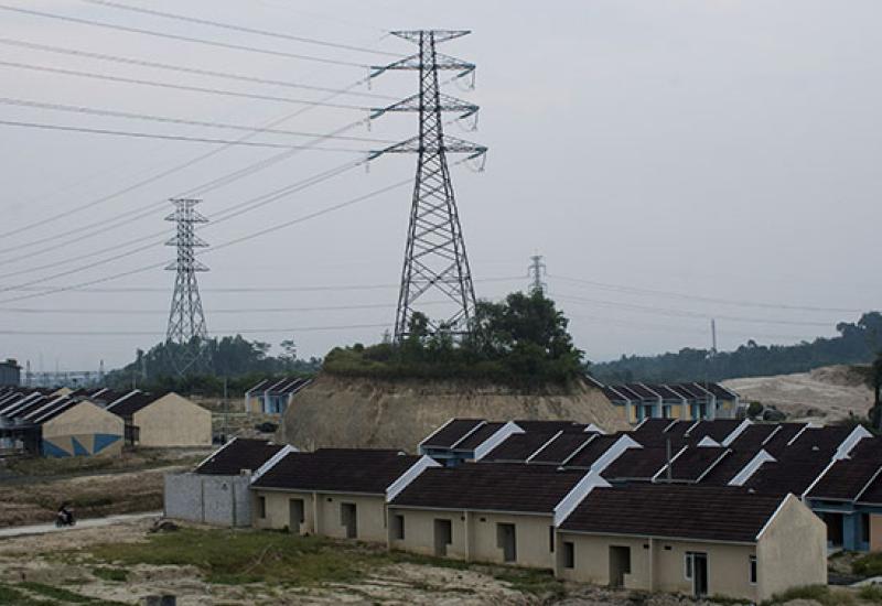 Warga melintas di perumahan bersubsidi di Rangkasbitung, Lebak, Banten, Selasa (10/11/2020). Kementerian PUPR mencatat penyaluran dana fasilitas likuiditas pembiayaan perumahan (FLPP) per 6 November 2020 mencapai 97,7 persen atau sebanyak 100.176 unit dari total target yang telah ditentukan pemerintah sebanyak 102.500 unit dengan nilai Rp11 triliun. - (antarafoto)