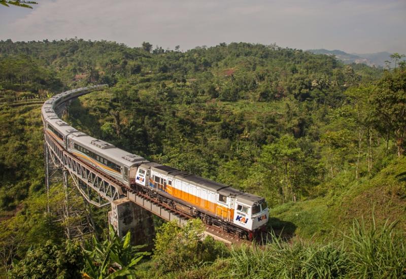 Sambut Hari Pahlawan, KAI Gratiskan Guru dan Nakes Naik KA