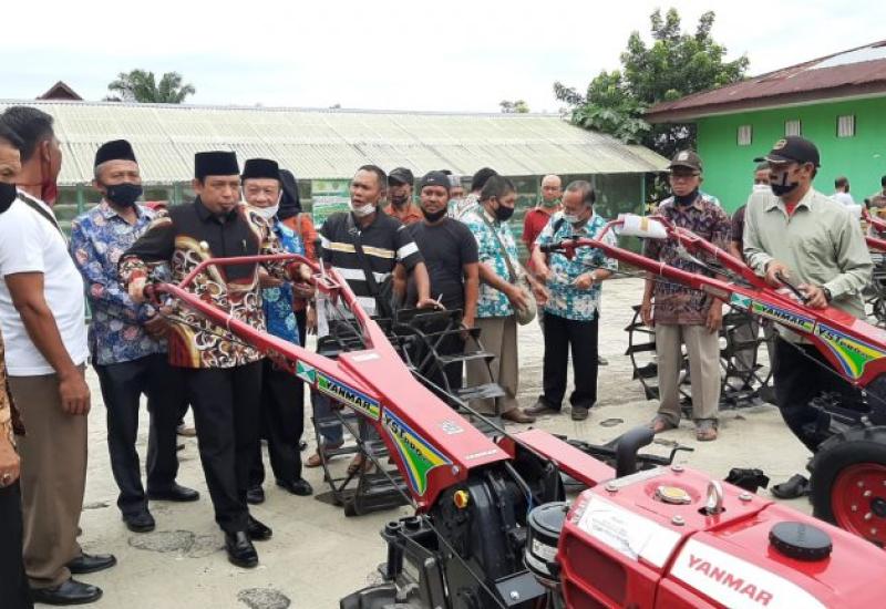 5 Hand Tractor Bantuan Kementerian Pertanian RI Diserahkan ke Petani
