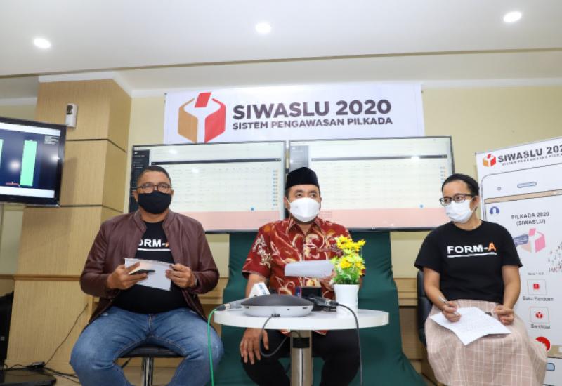 Anggota Bawaslu Fritz Edward Siregar (kiri) bersama Anggota Bawaslu M. Afifuddin (tengah) merilis hasil pengawasan pemungutan dan penghitungan suara di Media Center Bawaslu Jakarta, Rabu (9/12/2020)/foto: Bhakti Satrio (Humas Bawaslu RI).