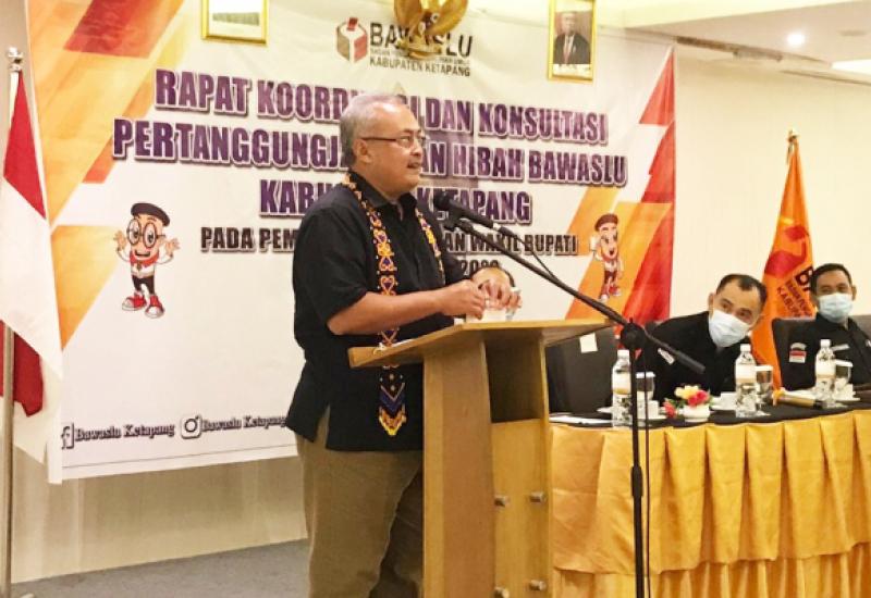 Sekjen Bawaslu RI Gunawan Suswantoro memberi arahan dalam Rakor dan Konsultasi Pertanggungjawaban Hibah Bawaslu Ketapang Pada Pilkada 2020, di Ketapang Kalbar, Senin (14/12/2020)/foto: Humas Bawaslu Ketapang