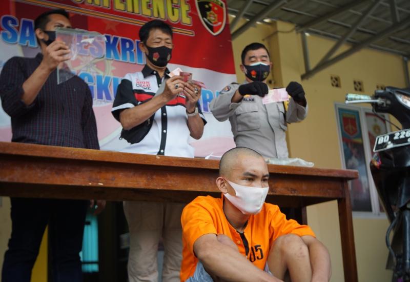 Ketahuan Curi "Tiket ke Surga", Pria Ini Panik dan Terjatuh 