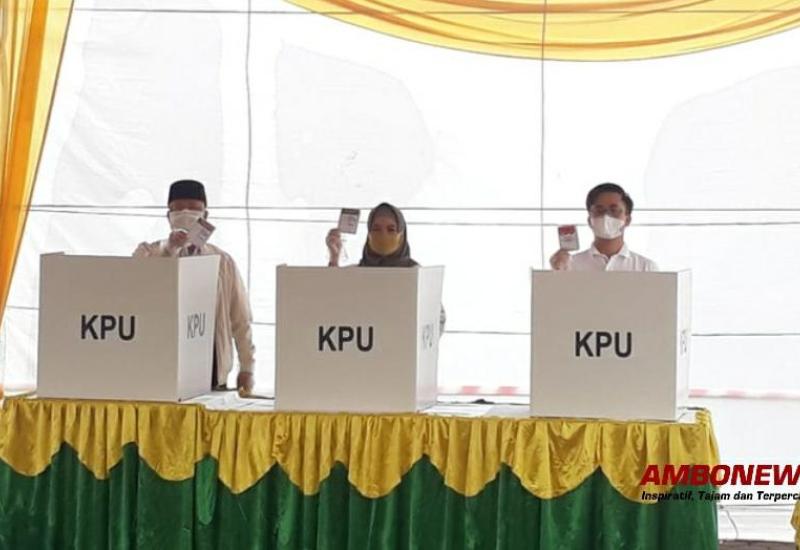 Bersama Anak dan Isteri, Rohidin Nyoblos di TPS 20 Lingkar Barat
