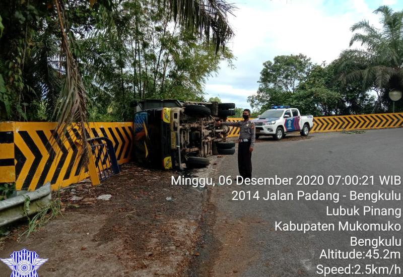 Rem Blong di Turunan Tajam, Dump Truk Tabrak Minibus dan Terguling