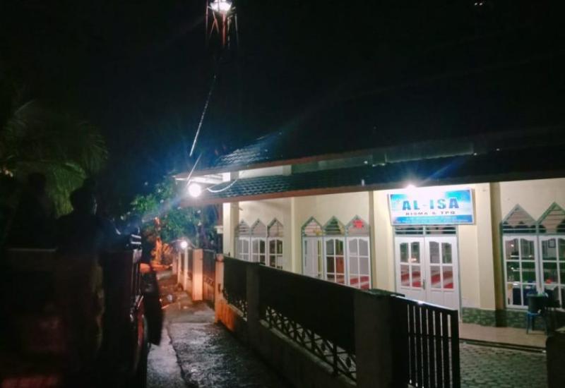 Emak-Emak di Pagar Dewa Panjat Menara Masjid Hebohkan Warga