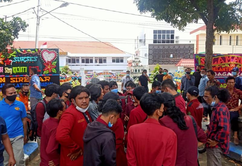 Massa padati halaman PN Bengkulu