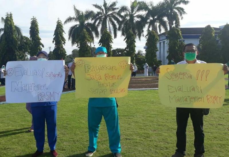 Nakes RSMY saat menggelar aksi protes di depan RSMY/Bisri