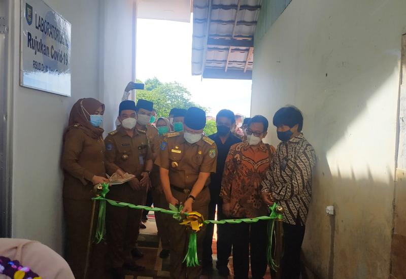 Gubernur Bengkulu Rohidin Mersyah saat pemotongan pita tanda peresmian gedung Laboratorium PCR RSUD M. Yunus Bengkulu