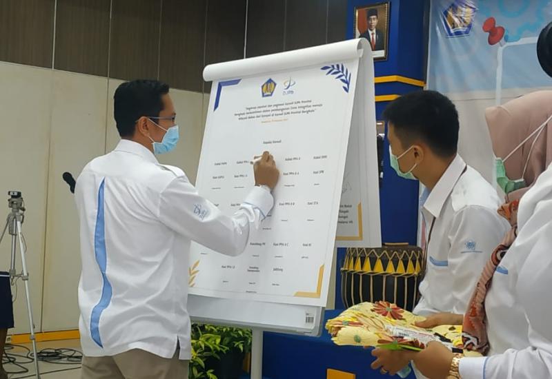 Salah satu pejabat Kanwil DJPb Provinsi Bengkulu menandatangani pakta integritas menuju WBK dan WBBM/Nay