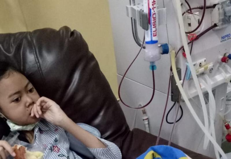 Perhatian masyarakat terhadap kesehatan ginjal anak semakin meningkat setelah viralnya kasus sejumlah anak yang menjalani dialisis di Rumah Sakit Cipto Mangunkusumo (RSCM). Lonjakan kasus ini menjadi sorotan, terutama karena RSCM merupakan rumah sakit rujukan nasional.  Dokter spesialis anak RSCM, Eka Laksmi Hidayati, menjelaskan bahwa peningkatan jumlah pasien anak dialisis di RSCM disebabkan oleh beberapa faktor. Salah satunya adalah karena RSCM menjadi rujukan utama bagi pasien dari berbagai daerah, bahk