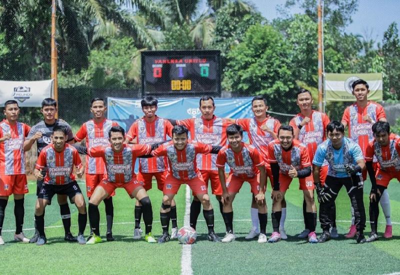 Bengkulu (19/09/2024) – Dalam rangka memperingati Hari Agraria dan Tata Ruang (HANTARU) ke-64, Kantor Wilayah Kementerian Hukum dan HAM (Kemenkumham) Bengkulu ikut berpartisipasi dalam turnamen mini soccer yang diselenggarakan oleh Kantor Wilayah Badan Pertahanan Nasional (BPN) Kementerian Agraria dan Tata Ruang Provinsi Bengkulu. Kegiatan olahraga ini bertujuan mempererat hubungan antarinstansi pemerintah di Bengkulu melalui ajang kompetisi yang menjunjung tinggi sportivitas.  Tim sepak bola Pengayoman FC,