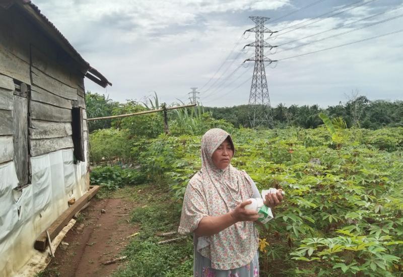 Warga Desa Padang Kuas, Kecamatan Sukaraja, Kabupaten Seluma, Provinsi Bengkulu, menghadapi berbagai penderitaan sejak beroperasinya Saluran Udara Tegangan Tinggi (SUTT) PLTU Teluk Sepang Bengkulu. Salah satu dampak yang dikeluhkan adalah hilangnya suara azan dari Masjid Al-Muhajirin, yang sebelumnya menjadi penanda waktu salat bagi umat Islam di desa tersebut.  “Saat ini kami umat Islam tidak bisa lagi mendengar azan sebagai penanda waktu salat lima waktu. Kami juga kehilangan informasi penting, seperti ka
