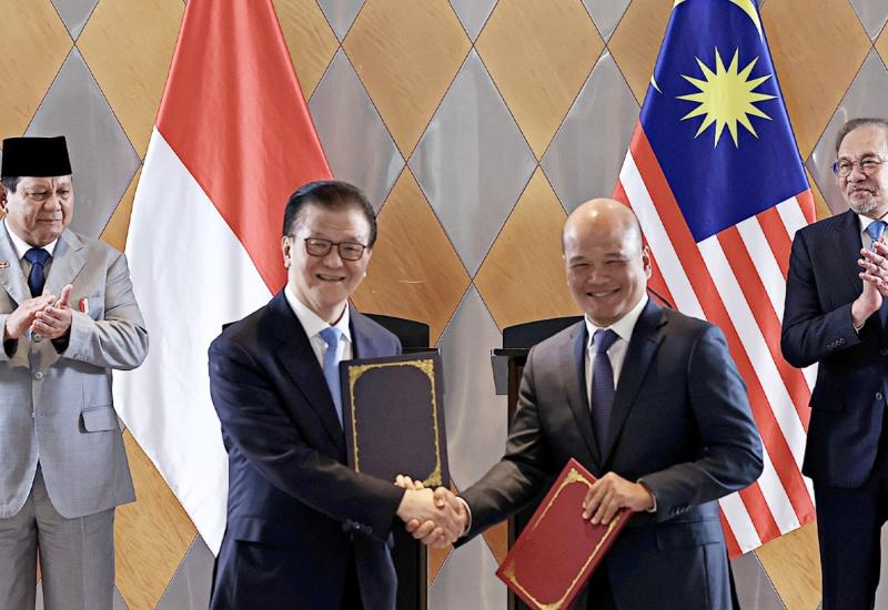  Axiata Group Berhad (“Axiata”) dan Sinar Mas (“Sinar Mas”) bersama-sama mengumumkan penandatanganan dua (2) Nota Kesepahaman untuk menjajaki dan meningkatkan berbagai kolaborasi strategis dalam acara yang dihadiri oleh Perdana Menteri Malaysia Dato’ Seri Anwar Ibrahim dan Presiden Republik Indonesia, Prabowo Subianto di Petronas Twin Towers, Kuala Lumpur. 