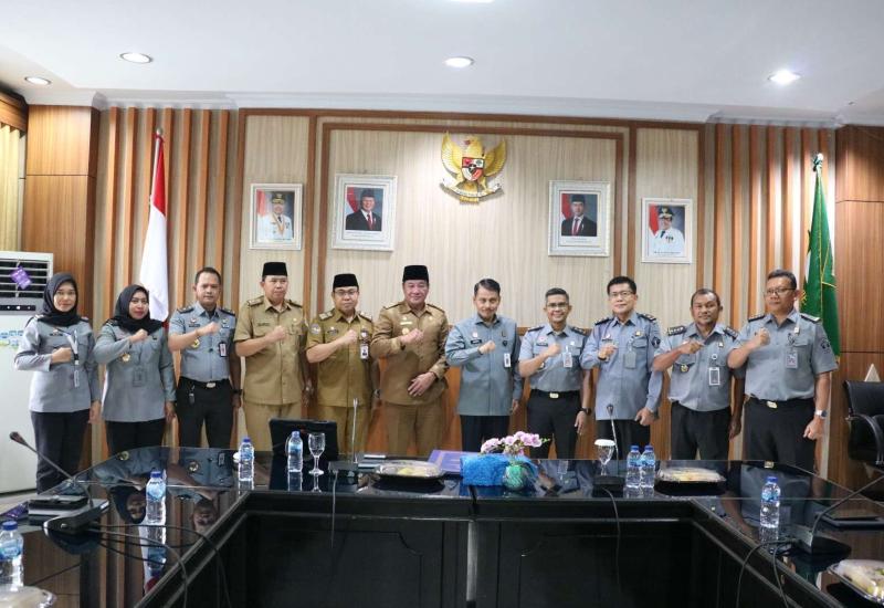 Kepala Kantor Wilayah Kementerian Hukum (Kanwil Kemenkum) Bengkulu, Sasmita bersama Jajaran Pimpinan Tinggi Pertama beraudiensi dengan Plt. Gubernur Bengkulu Rosjonsyah di Ruang Rapat Rafflesia Kantor Gubernur Bengkulu, Senin (13/01/25).