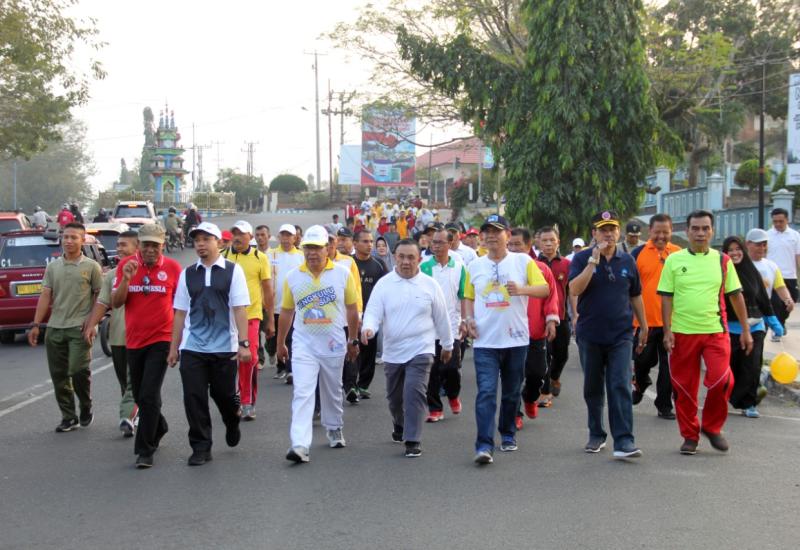 Semangat, Sekda provinsi Bengkulu mengikuti jalan sehat dalam rangka memperingati HUT RRI ke 74